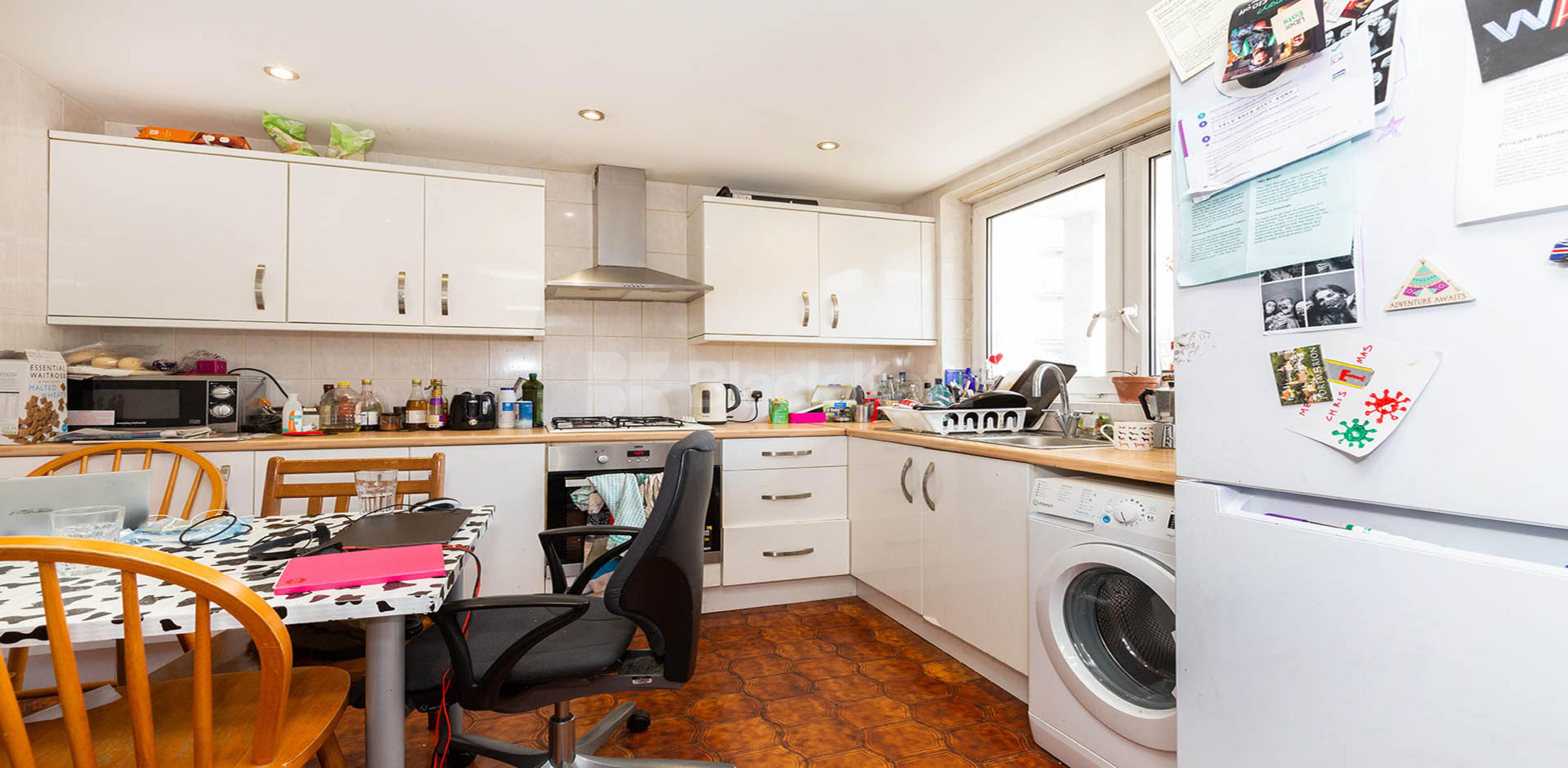 			PERFECT FOR 3 OR 4 SHARERS!, 4 Bedroom, 1 bath, 1 reception Flat			 Banner Street, OLD STREET EC1Y